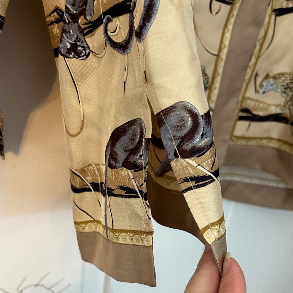 VTG Women’s Animal Print Blouse Size 8 Tan Long Sleeve Panther Cheetah Silk - Picture 5 of 16